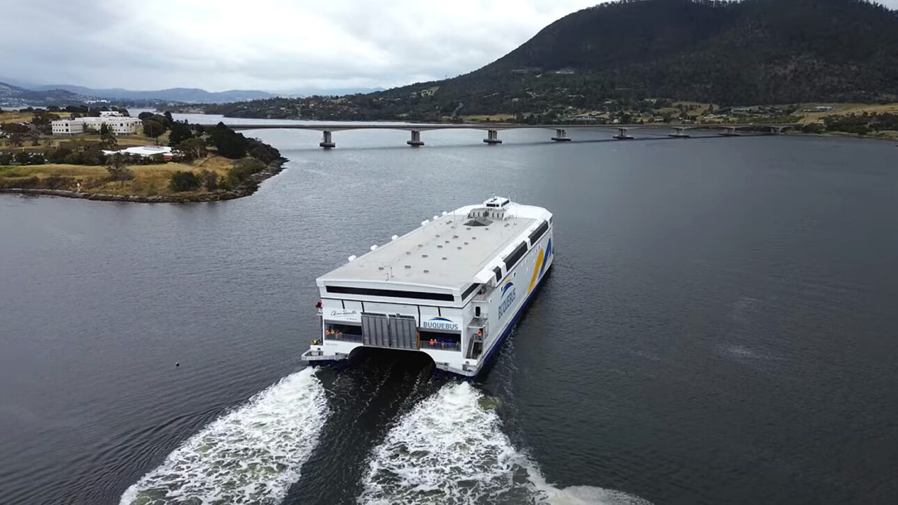 Um navio elétrico de 130 metros já saiu do estaleiro com capacidade para 2.100 passageiros e 225 veículos, baterias gigantescas e autonomia para operar rotas internacionais, e o China Zorilla pode redefinir o transporte marítimo ao provar que embarcações de grande escala podem funcionar sem uma única gota de combustível fóssil