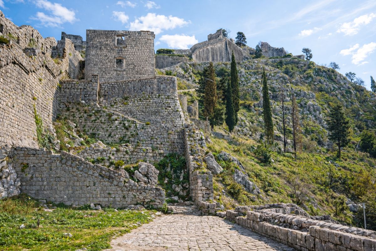 Kotor, Montenegro, revela sistema defensivo medieval com muralhas venezianas de 5 km, portões com ponte levadiça e fortaleza no Monte São Giovanni (3)
