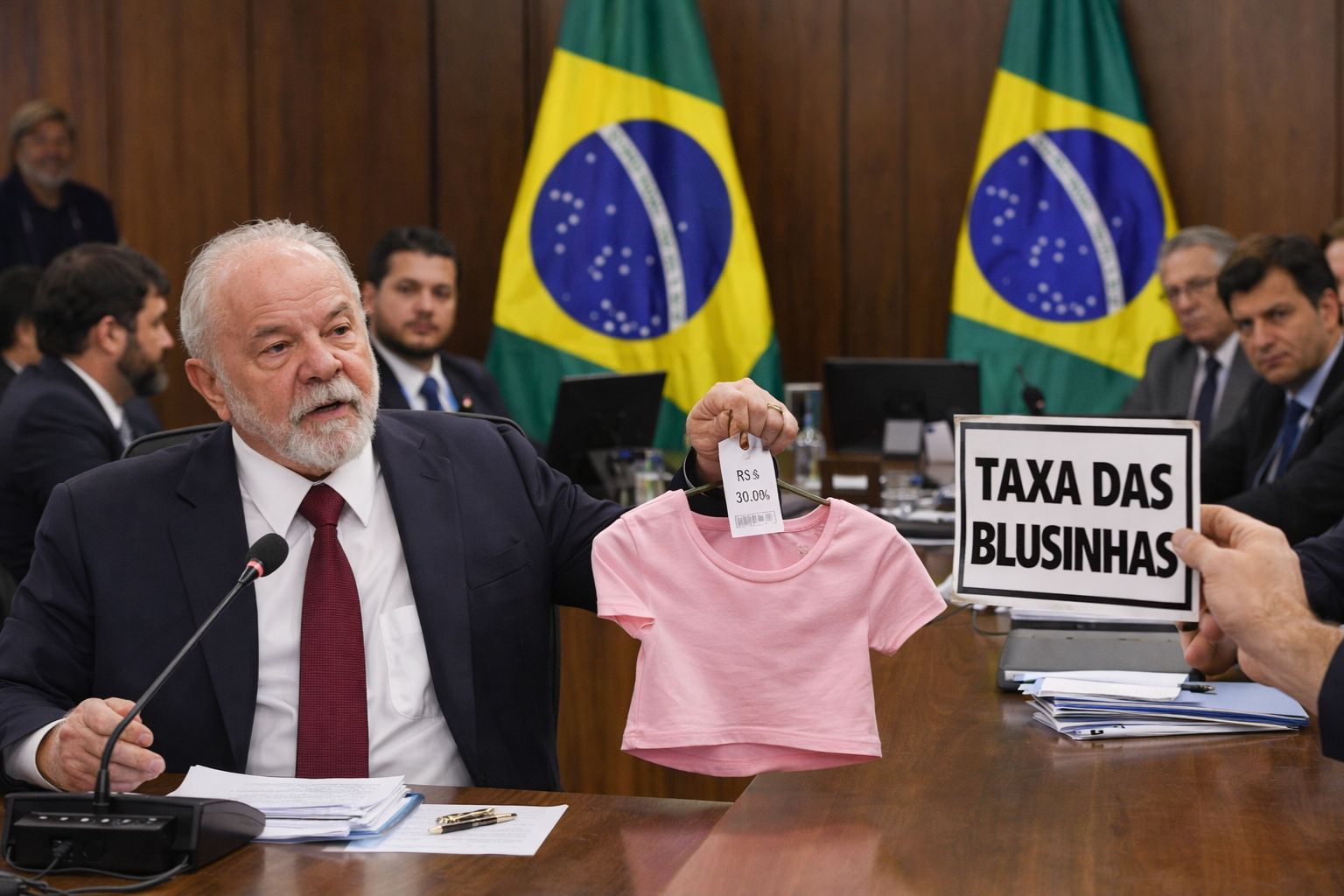 A taxa das blusinhas arrecadou R$ 1,28 bi no 1º tri. O governo debate revogar o imposto antes das eleições, mas 67 associações pedem a manutenção. imagem: ilustrativa