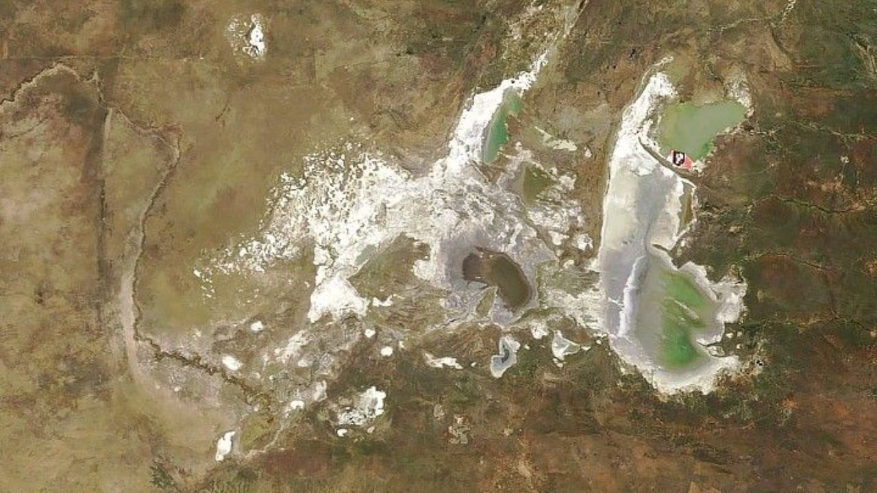 As Makgadikgadi Salt Pans, em Botsuana, alternam entre deserto salino extremo e mar raso sazonal, revelando um dos sistemas geológicos mais impressionantes da África.