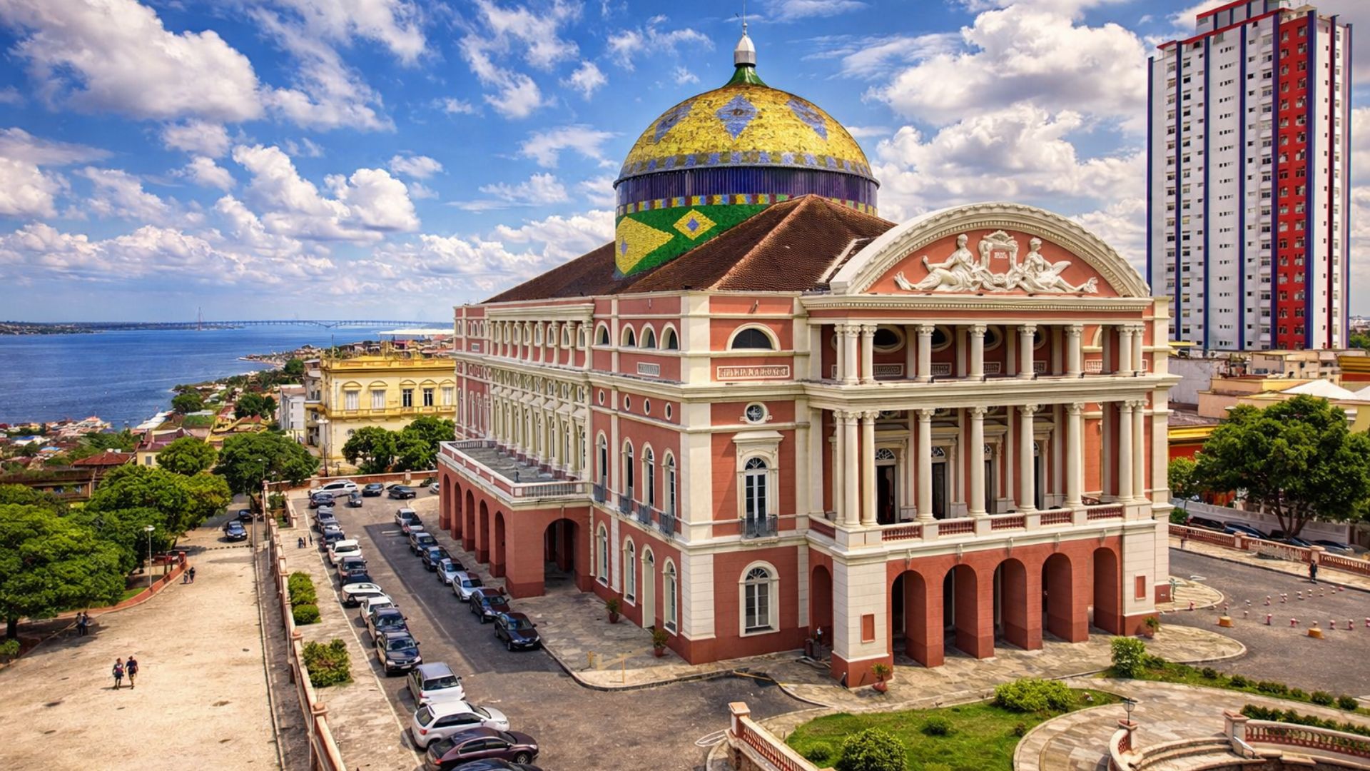 Teatro Amazonas em Manaus visto de ângulo elevado, com destaque para a cúpula colorida e arquitetura histórica, símbolo cultural da Zona Franca e do desenvolvimento econômico do Norte