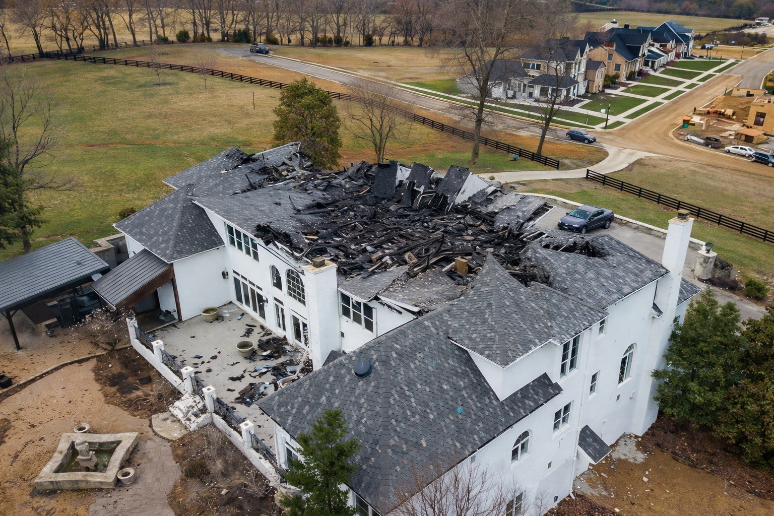 Família compra mansão destruída por incêndio por US$ 1,5 milhão