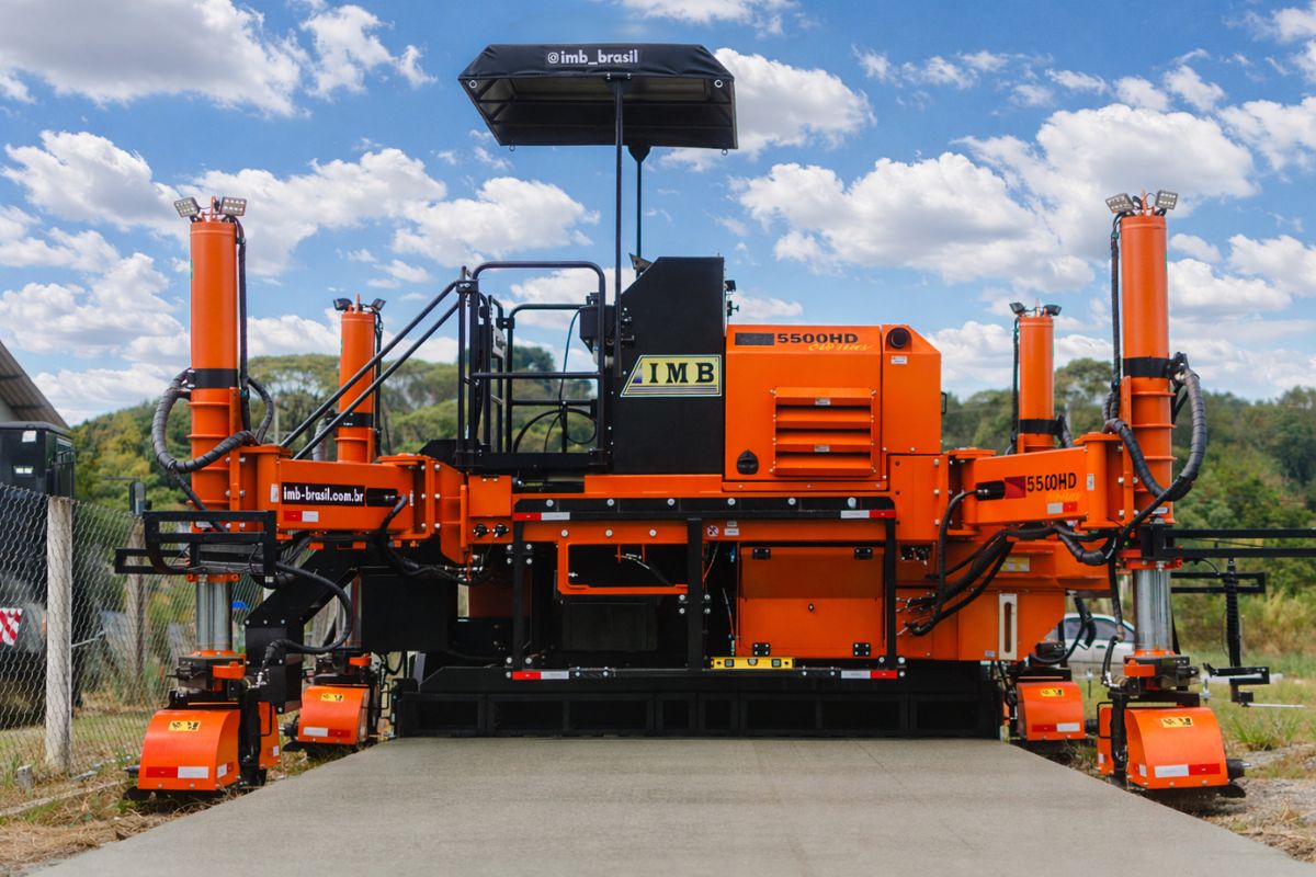 Máquina de R$ 3,26 milhões que faz pavimento de concreto perfeito IMB 5500 HD, exibida na Pavin Expo 2025, é cabinada, tem sistema 3D Trimble e vibra a 10.000 rpm, feita no Brasil (3)