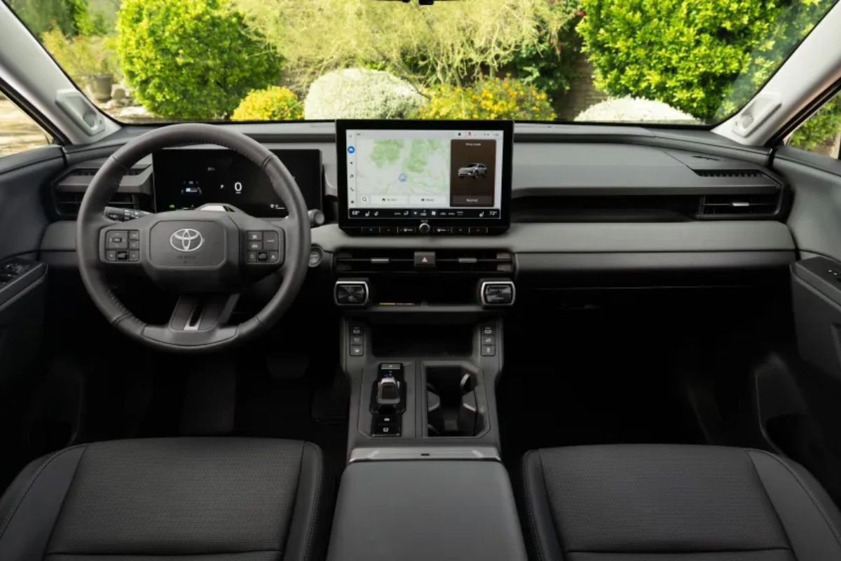 Novo Toyota RAV4 6ª geração chega ao Brasil híbrido HEV 239 cv, TSS 4.0, AWD elétrico traseiro, câmera 360 a 60 kmh e até 10 anos de garantia, a partir de R$ 317.910 (3)