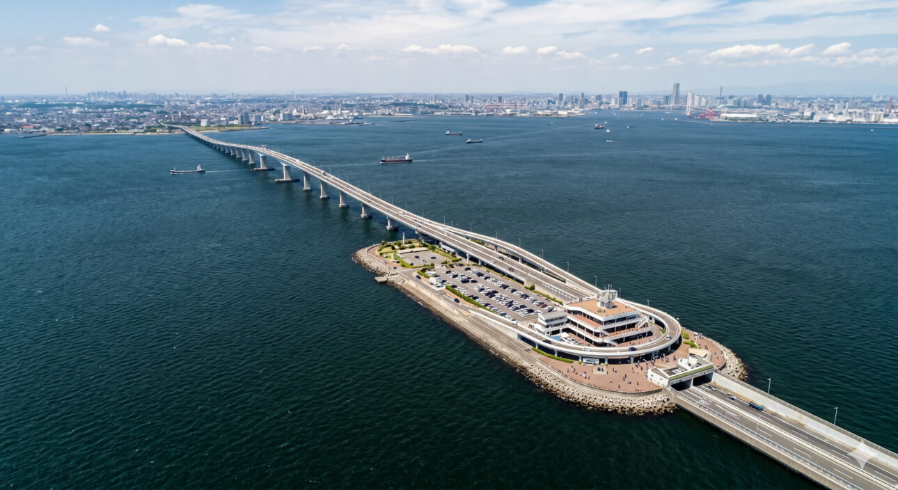 Japan sunk 9.6 km of highway under Tokyo Bay and built an artificial island in the middle of the sea: the Tokyo Bay Aqua-Line combines tunnel, bridge, and a rest area in the ocean to shorten routes in one of the most congested regions on the planet