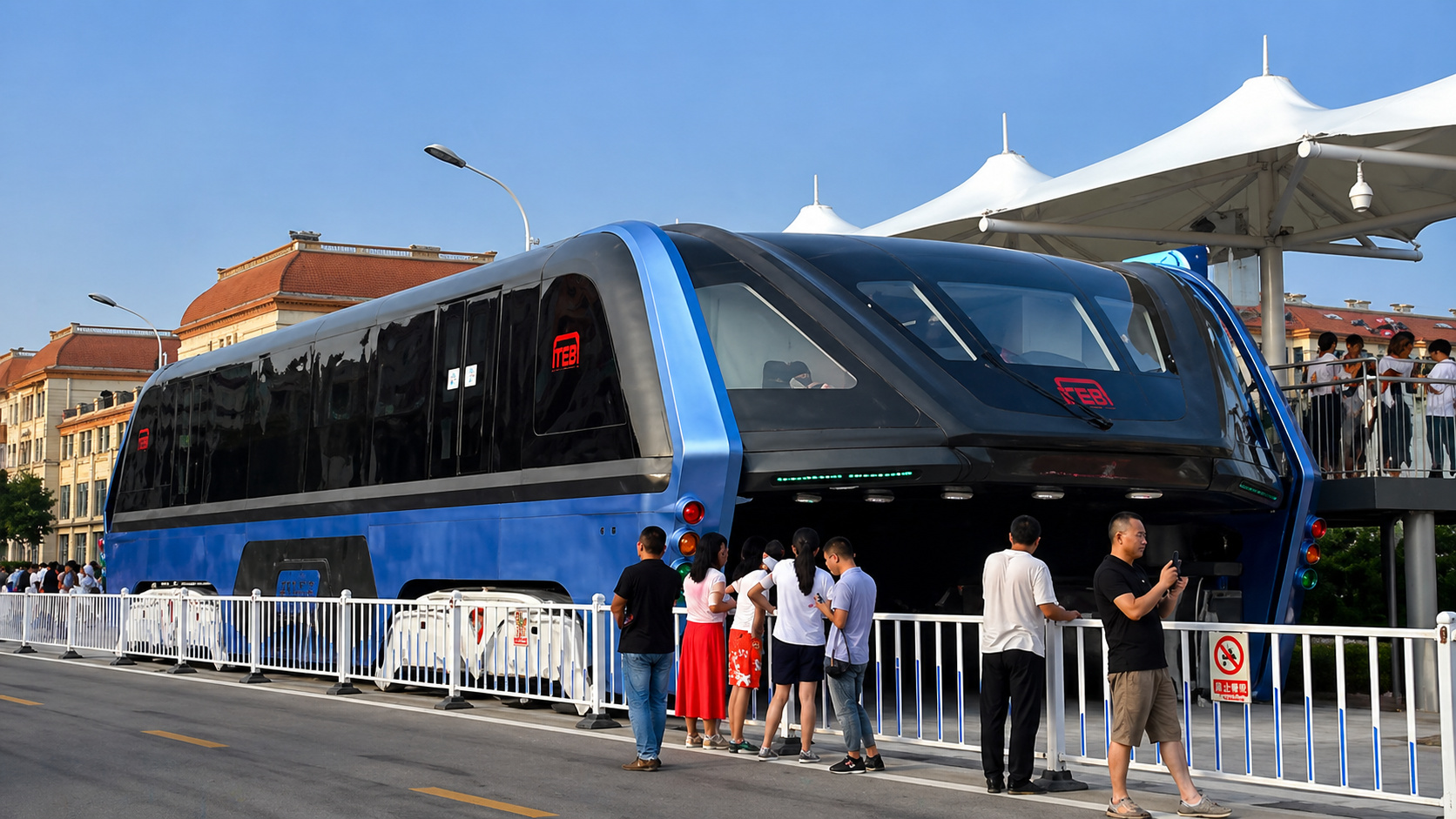 O ônibus gigante que prometia acabar com o trânsito nas cidades trafegando por cima dos carros virou um dos maiores fracassos da engenharia urbana