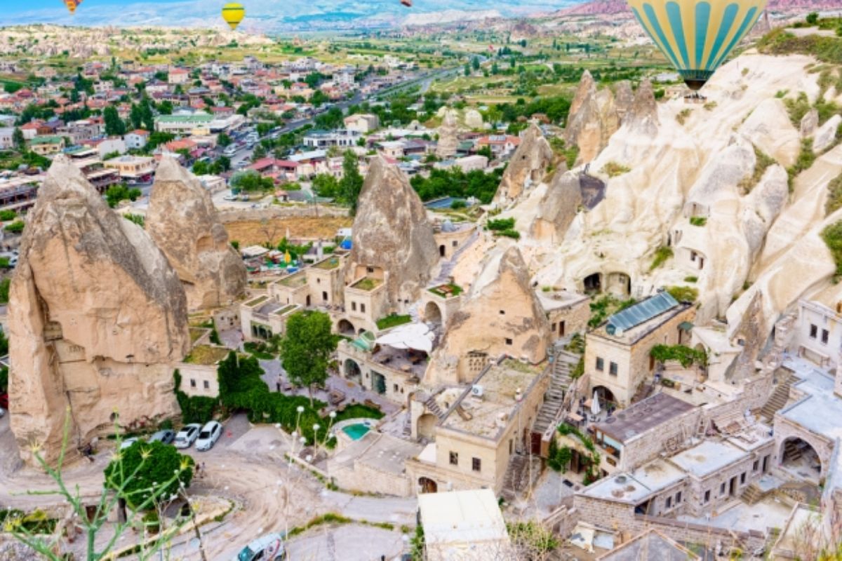 O vale que parece outro planeta chaminés de fadas, igrejas escavadas na rocha e cidades subterrâneas formam o labirinto da Capadócia em Göreme, onde a erosão criou um cenário