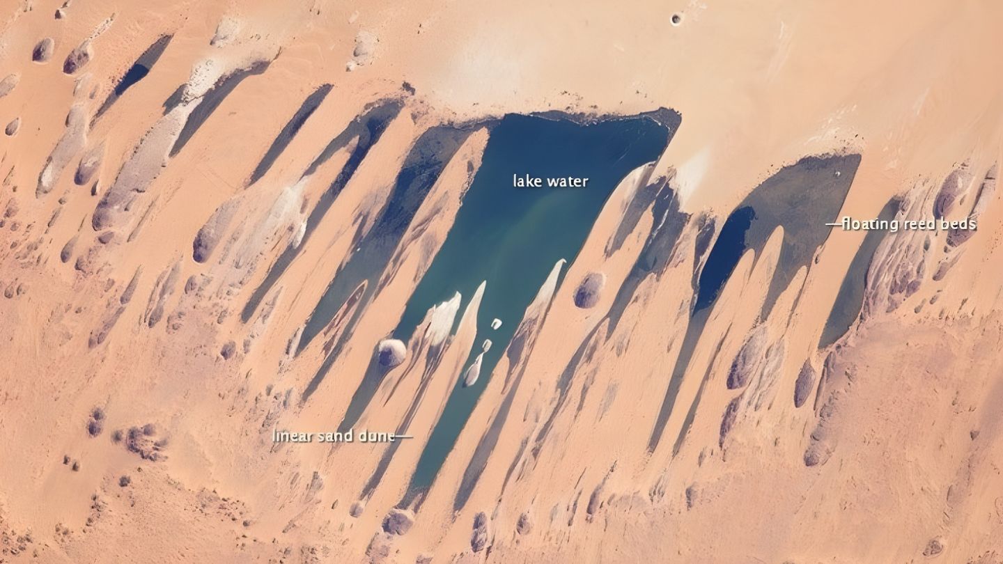 No coração do Saara, os Lagos de Ounianga formam 18 espelhos d’água permanentes em uma área de 62 mil hectares onde quase não chove há décadas, criando um arquipélago azul alimentado por aquíferos subterrâneos no deserto mais seco do planeta