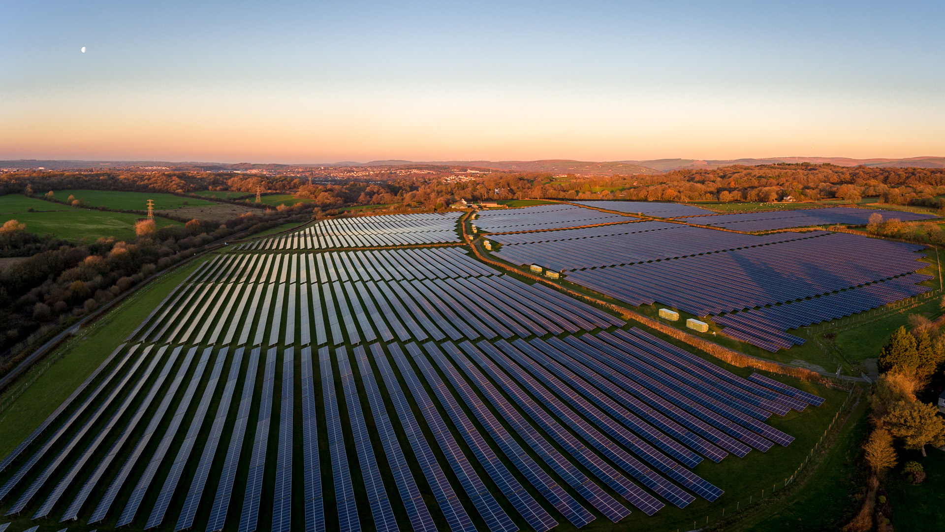 Placas solares em campo aberto com sobreposição visual distorcida