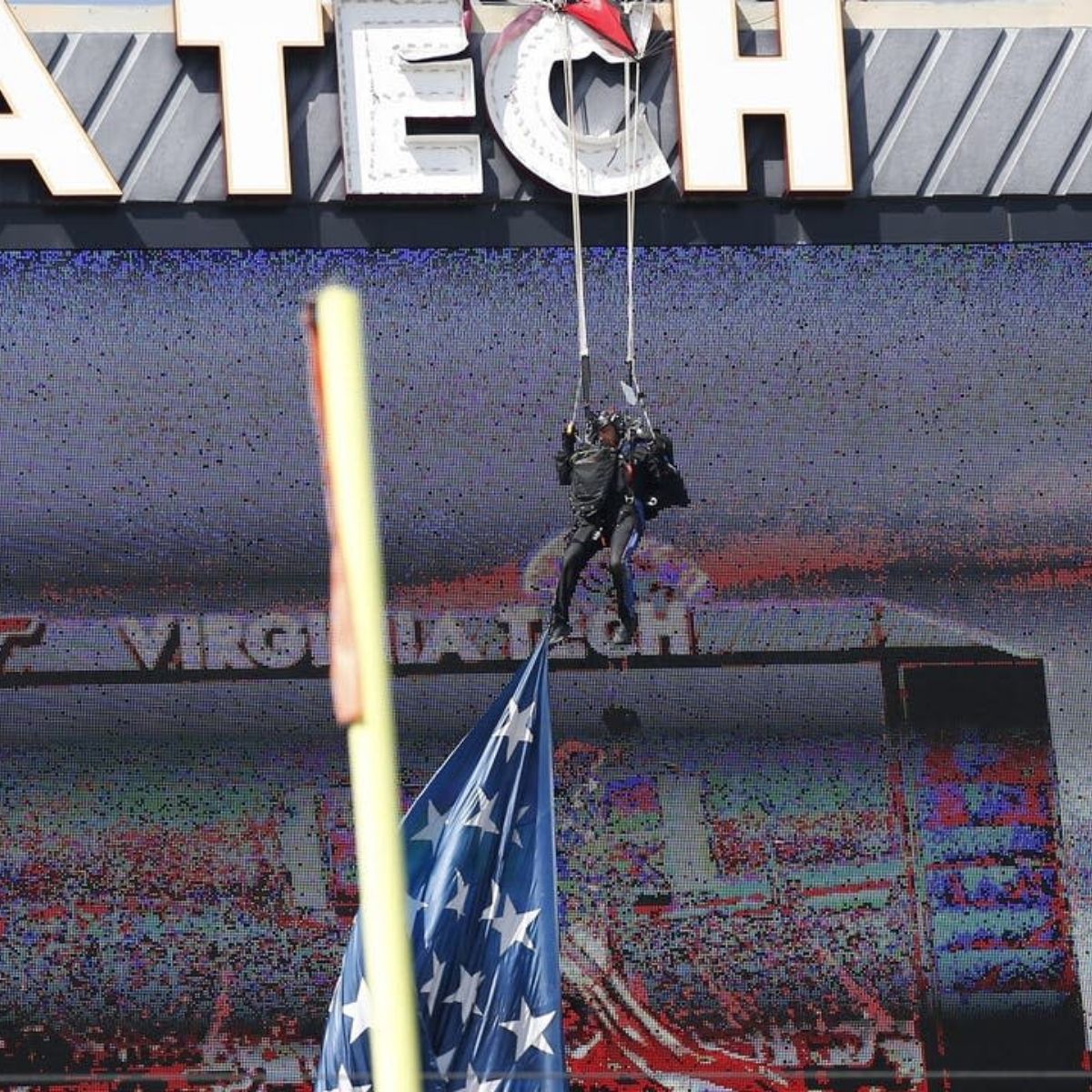 Um paraquedista bateu no telão do Lane Stadium da Virginia Tech e ficou pendurado na estrutura com a bandeira americana. Ele foi resgatado sem ferimentos.