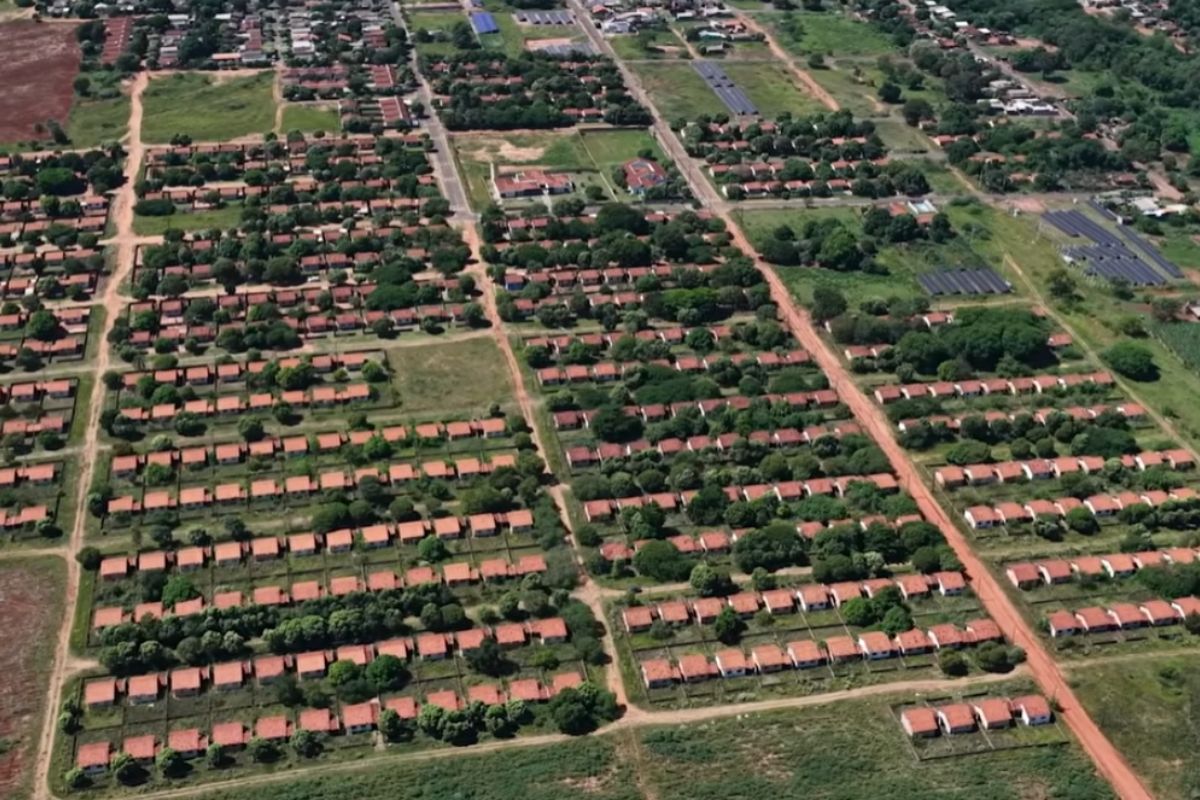 Parece cenário de filme viajante entra em Paraná City, no noroeste do Paraná, e encontra 900 casas novas todas abandonadas; vila da usina Santa Terezinha ficou vazia (2)