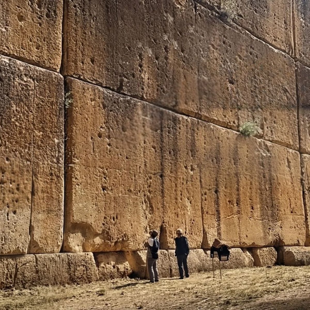 Pedras de mil toneladas em Baalbek no Líbano foram empilhadas com precisão milimétrica há milhares de anos. A pedreira guarda monólitos de 1.650 toneladas intactos.