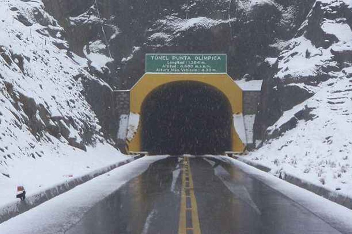 O Túnel de Punta Olímpica no Peru está a 4.738 metros de altitude e a rodovia que leva até ele atinge 4.818 m, sendo o caminho pavimentado mais alto do mundo.