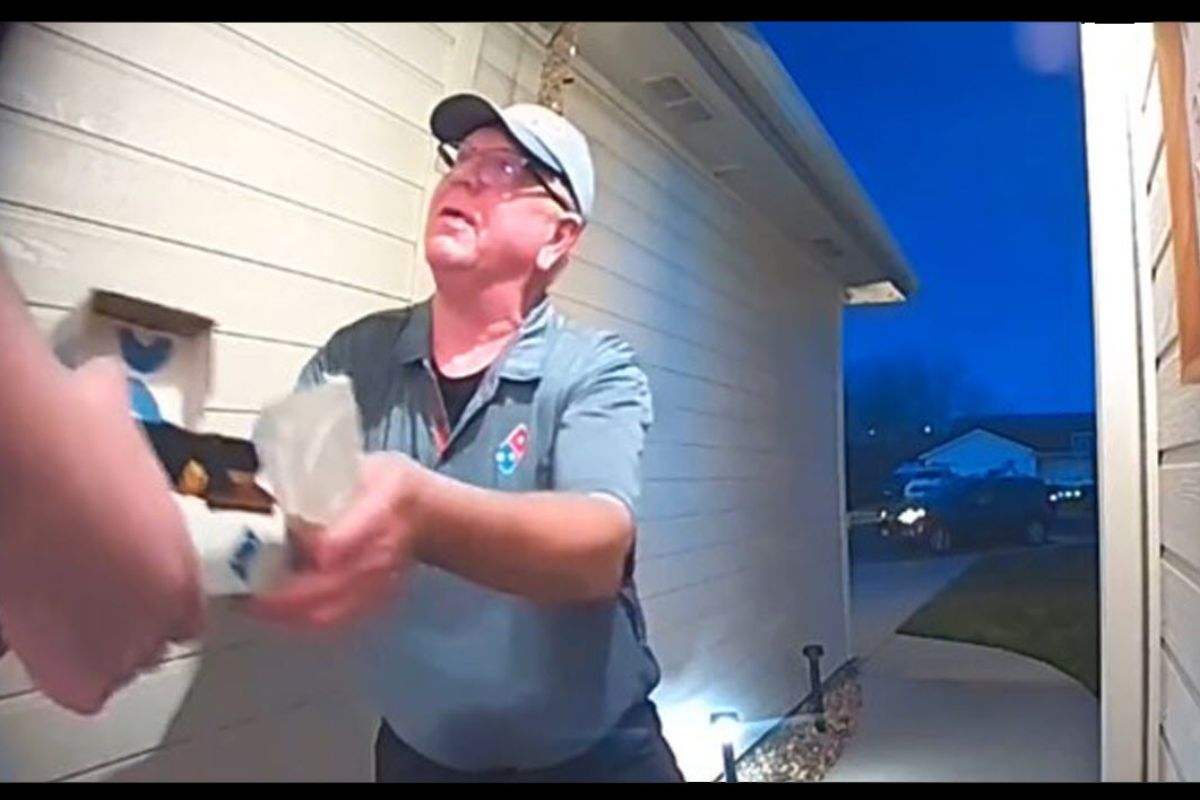 Dan Simpson, 68 anos, é entregador da Domino's em Idaho há 14 anos. Quando viu que faltava uma Coca-Cola Diet no pedido, saiu da rota e comprou com o próprio dinheiro. O cliente, que é deficiente visual, filmou tudo e criou uma vaquinha que já ultrapassou US$ 106 mil. Dan se aposenta dia 30 de abril.