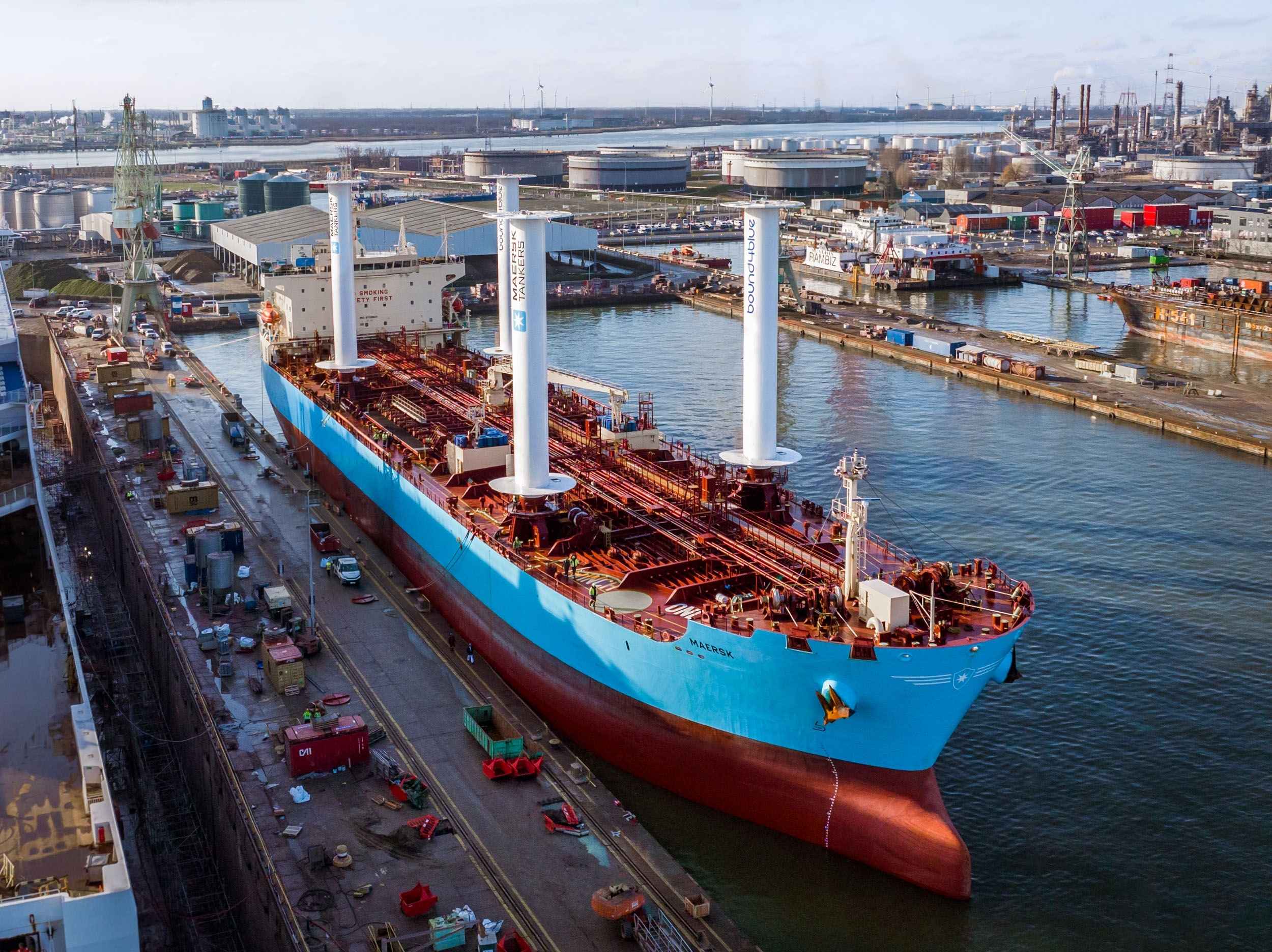 Quatro velas de sucção de 24 metros que geram até 7 vezes mais sustentação que velas tradicionais foram instaladas em um petroleiro da Maersk, sistema autônomo pode reduzir o consumo em até 20% e já registra economia de até 5,4 toneladas de combustível por dia em alto-mar, corte anual pode chegar a milhares de toneladas em uma única embarcação