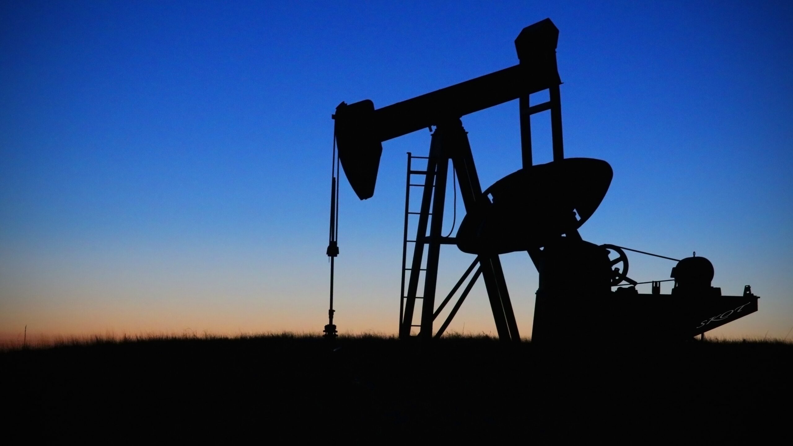 Petróleo fecha em alta com impasse entre EUA e Irã e reforça pressão global sobre preços de energia, inflação e estabilidade econômica