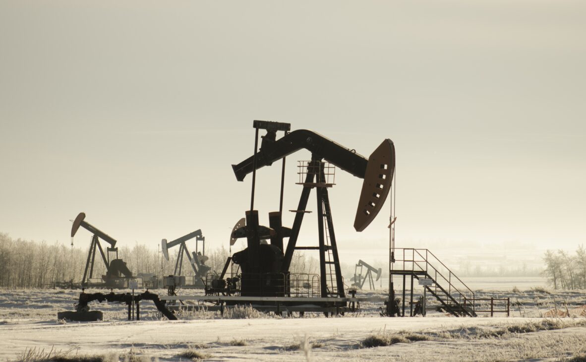 Petróleo volta a bater US$ 100 no mercado internacional após novos ataques iranianos perto do Estreito de Ormuz e gera pânico logístico