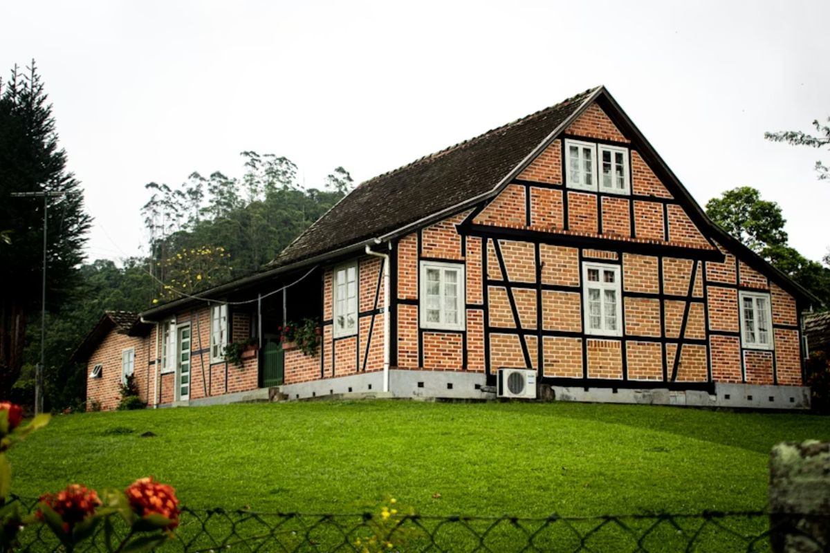 Pomerode entra entre as cidades mais felizes do Brasil com nota 8,84 e chama atenção pela coesão da cultura alemã, arquitetura e vida comunitária que mantém a cidade “fiel a si
