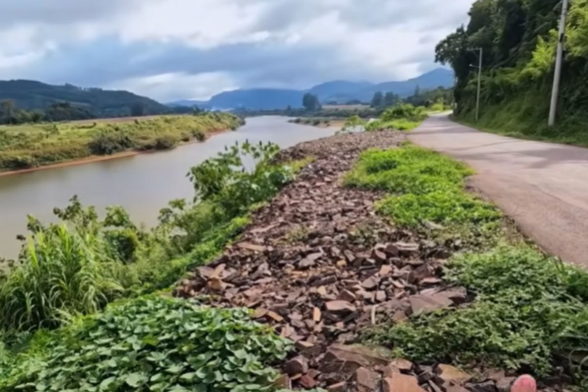Roca Sales ainda carrega as marcas da enchente de 2024, ruas viraram rio, mais de 100 casas foram destruídas, o centro foi refeito no improviso e uma ponte alta está sendo (4)