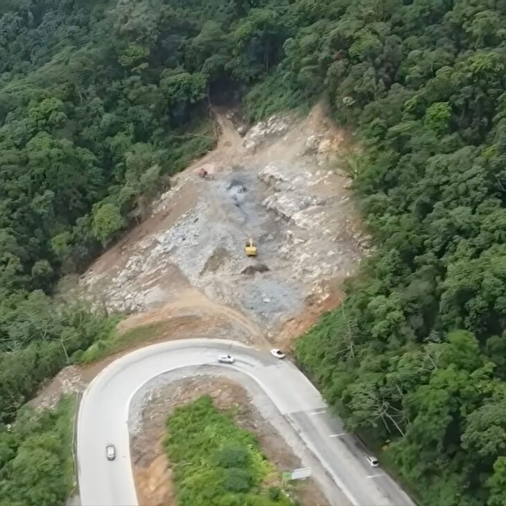 Santa Catarina explode rochas na Serra Dona Francisca para construir áreas de escape para caminhões. Obras a 80% devem ser entregues até junho. Veja como funciona.