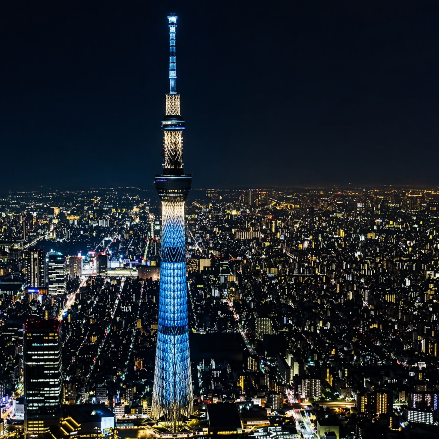 Torre Tokyo Skytree de 634 metros virou a maior antena do Japão ao combinar base triangular cravada no lodo, 37 mil peças de aço e um núcleo inspirado em pagodas que corta até 50%