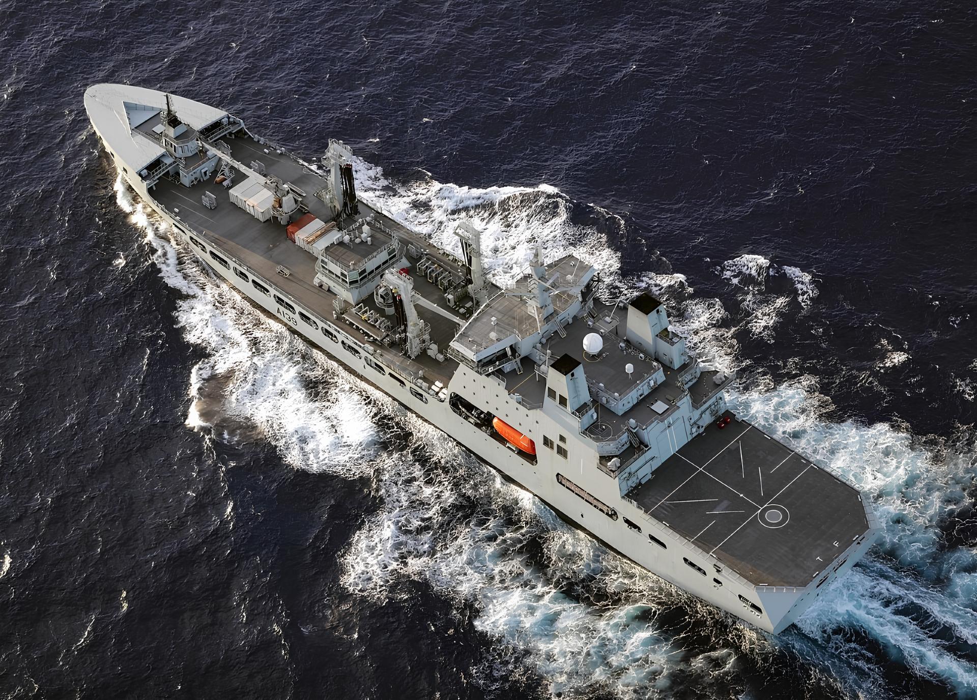 Navios da classe Tide da Royal Navy transportam até 19 mil m³ de combustível e permitem operações navais globais sem retorno ao porto.