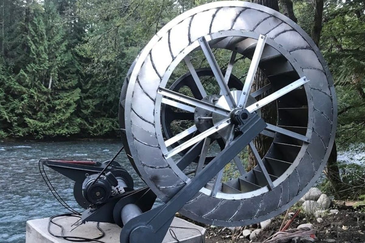 Engenheiro aposentado no Canadá construiu roda d'água que gera 36 kWh por dia no rio sem barragem e exporta energia para a rede elétrica.