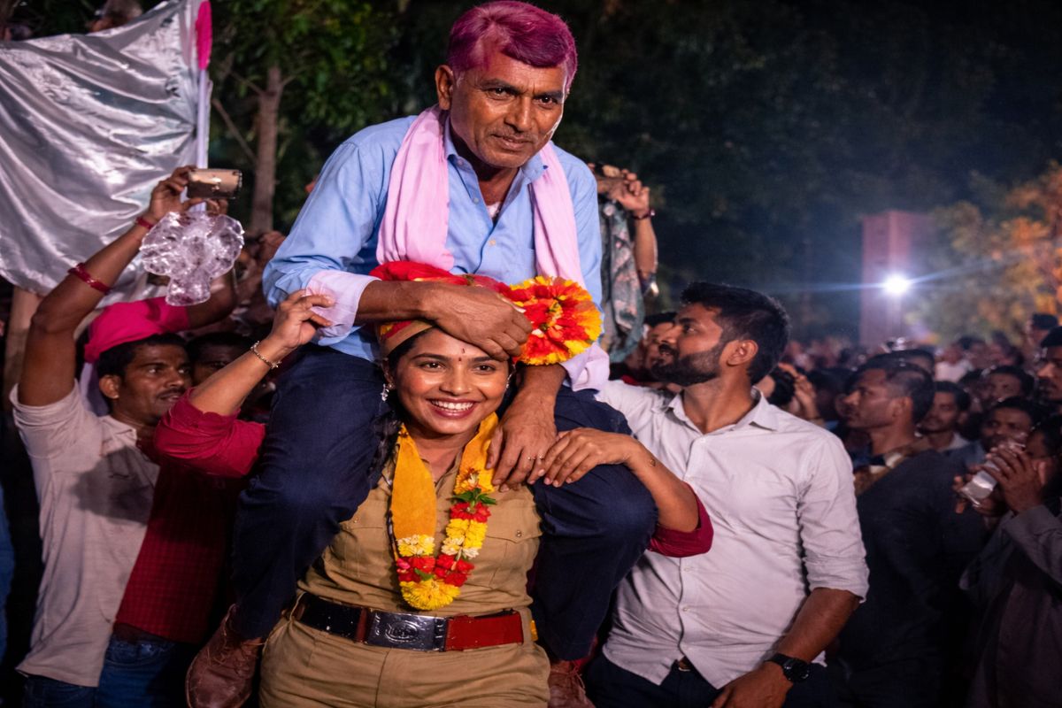 Sumedha Shekh, do distrito de Beed, na Índia, passou no concurso da Polícia de Maharashtra e celebrou colocando o pai nos ombros e dançando em público. O vídeo viralizou e emocionou milhões. A cena representa anos de sacrifício familiar por trás de cada aprovação em concurso público
