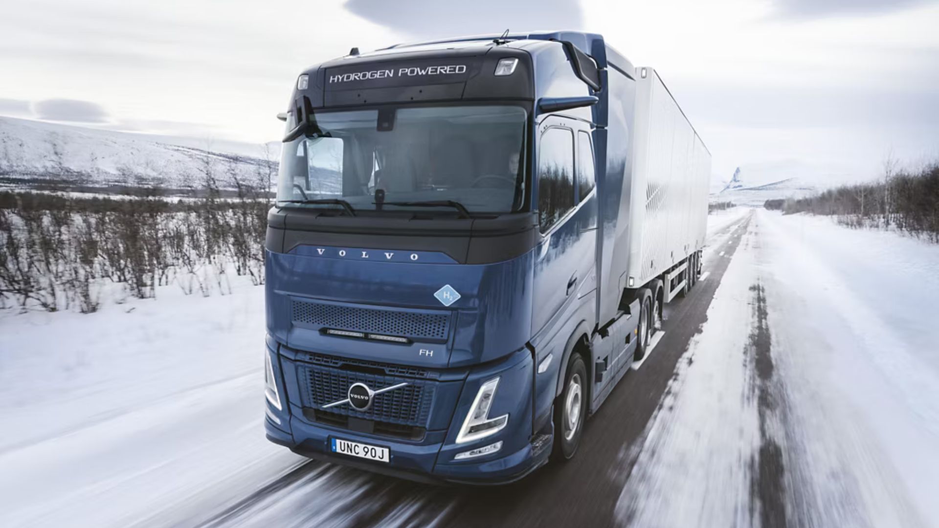 Caminhão Volvo com motor de combustão a hidrogênio em teste na Europa, rodando em estrada com neve e foco em mobilidade sustentável e redução de emissões no transporte pesado