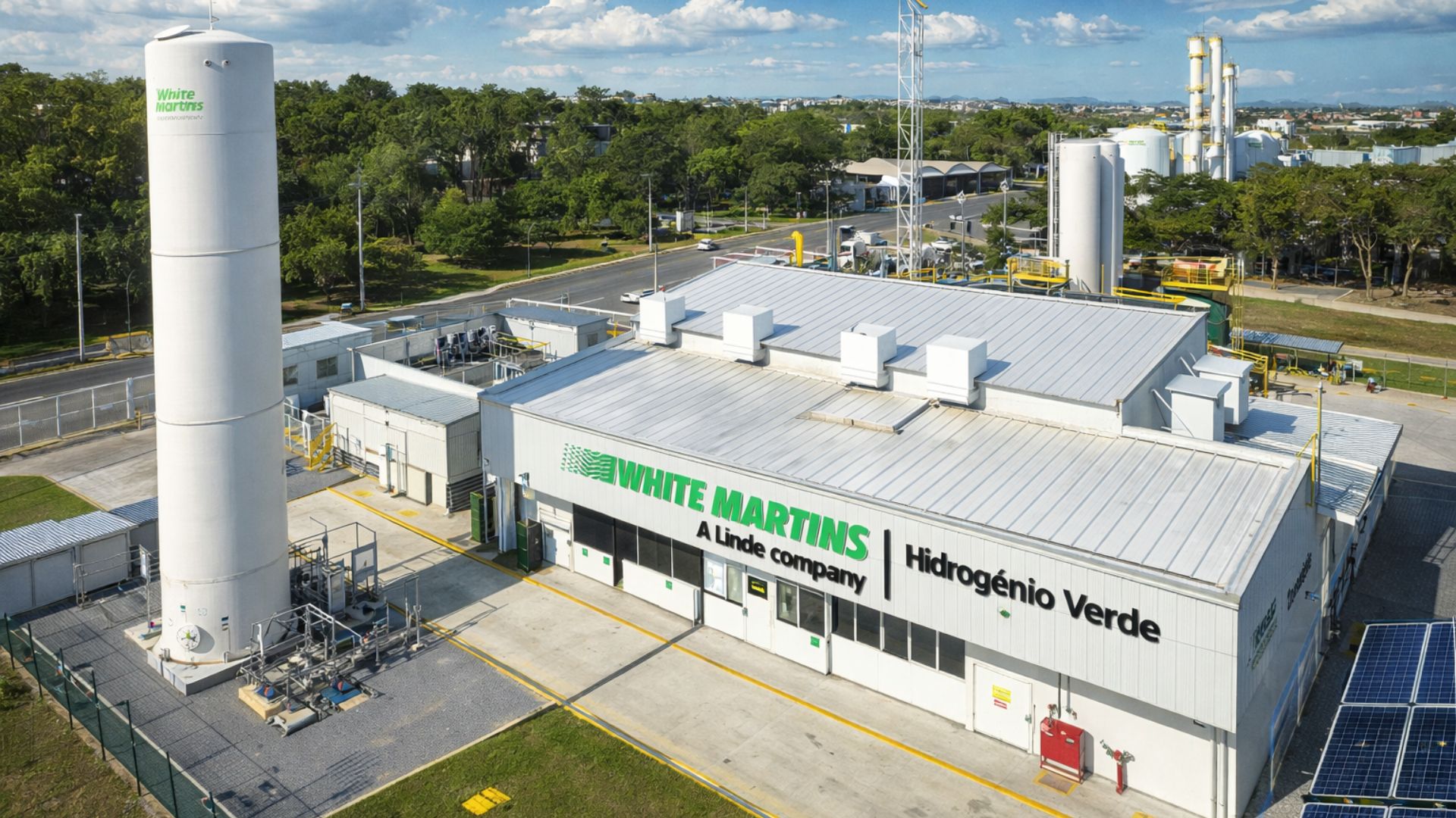 Fábrica de hidrogênio verde da White Martins no Sudeste, com estrutura industrial moderna, tanques de armazenamento e uso de energia renovável em Jacareí, São Paulo