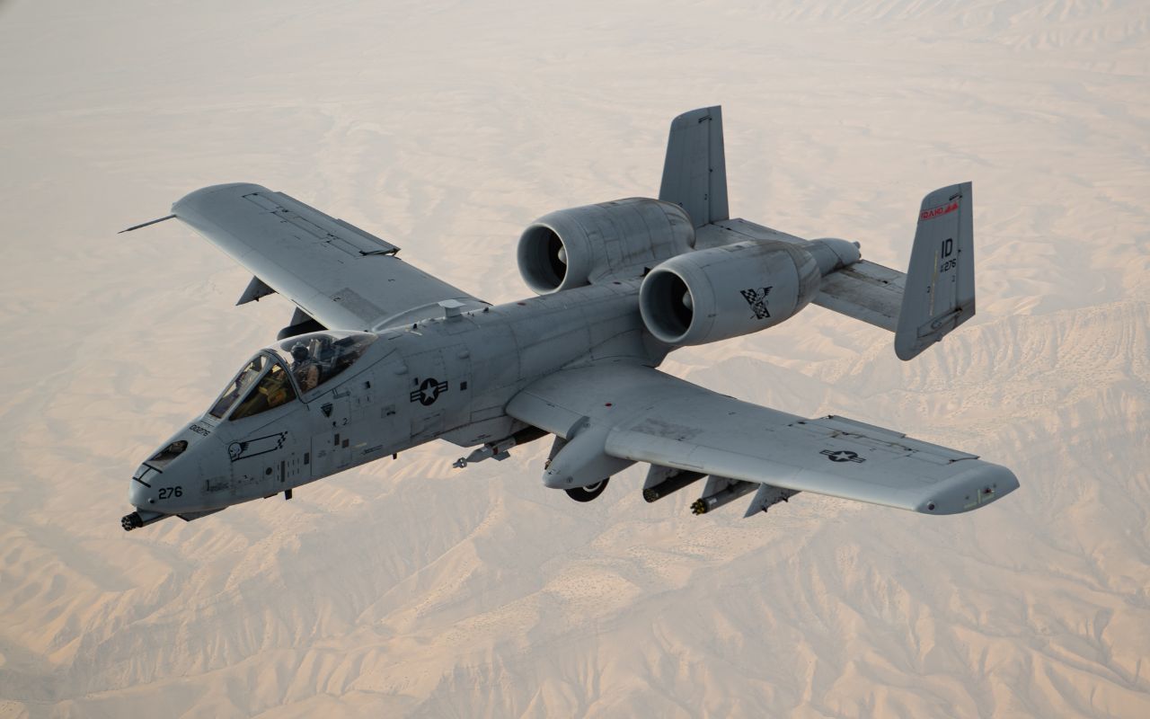 O A-10 Thunderbolt II é um avião de apoio aéreo que marcou guerras com poder destrutivo e deve operar até 2030.