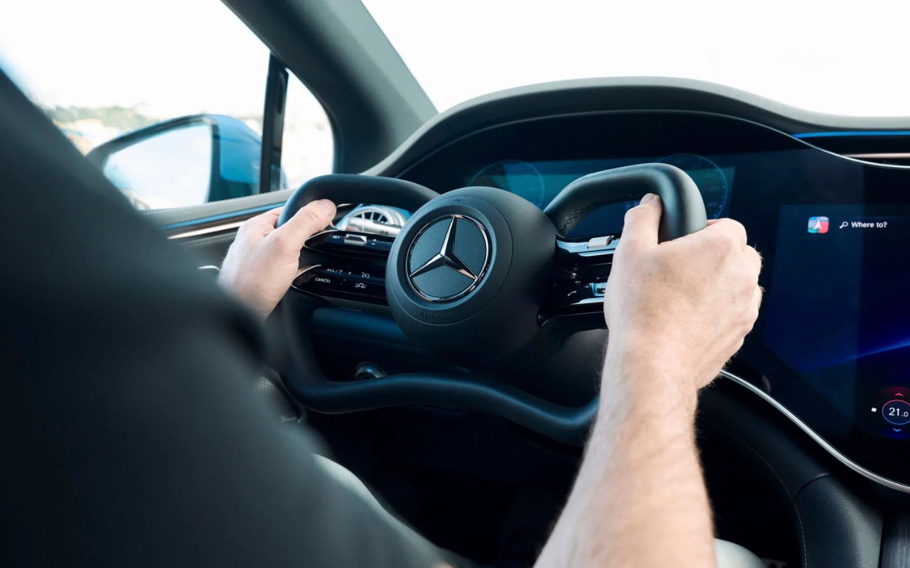 Mercedes aposta em tecnologia steer-by-wire para reinventar o volante, eliminar conexões mecânicas e trazer mais precisão à direção.