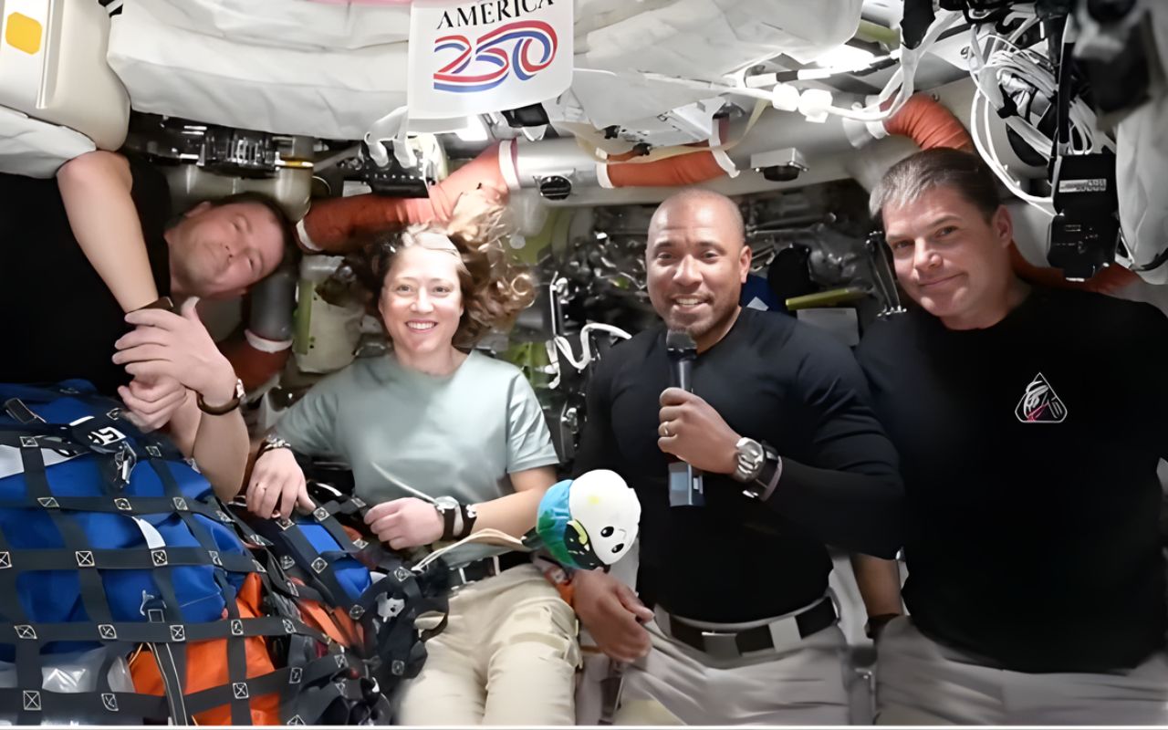 Missão Artemis 2 estabelece recorde ao se comunicar com a ISS a quase 374 mil km da Terra, destacando avanço tecnológico.