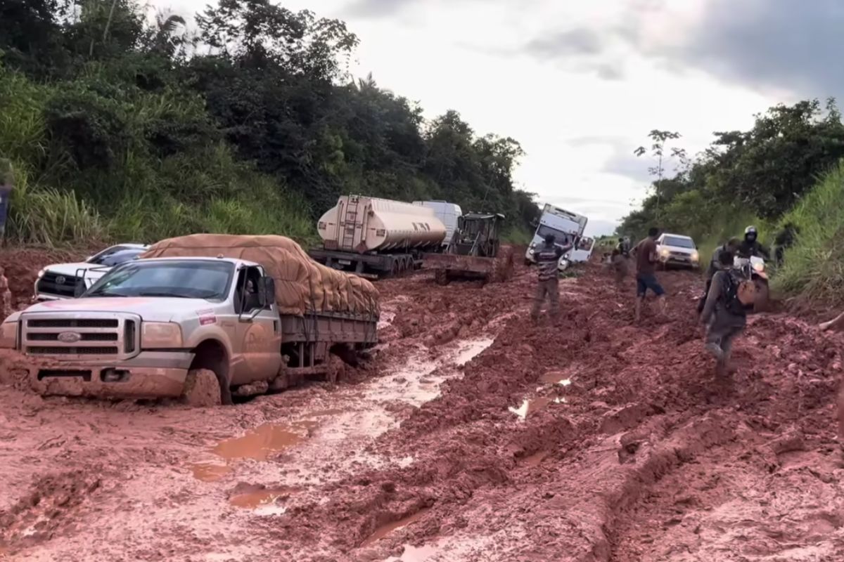 Atoleiro na Transamazônica travou caminhões, carros e motos por 3 dias. Trator CBT com guincho puxou veículo por veículo. Vídeo viralizou com 1,2 mi de views.