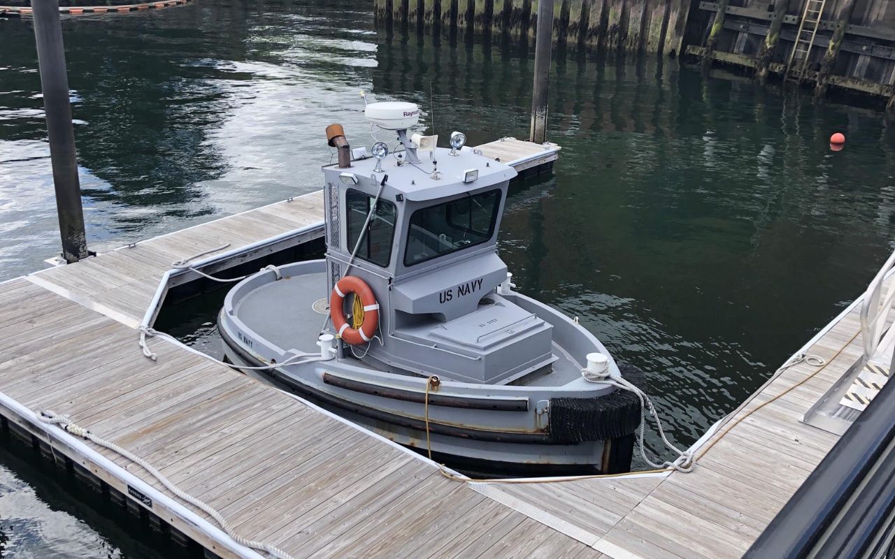 Conheça o Boomin Beaver, o menor barco da Marinha dos EUA, essencial para proteção naval e operações de apoio.