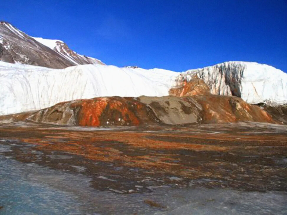 "Cachoeiras de Sangue" na geleira de Taylor, que escorre para o Lago Bonney, na região de McMurdo na Antártica (National Science Foundation/Peter Rejcek/Divulgação)
