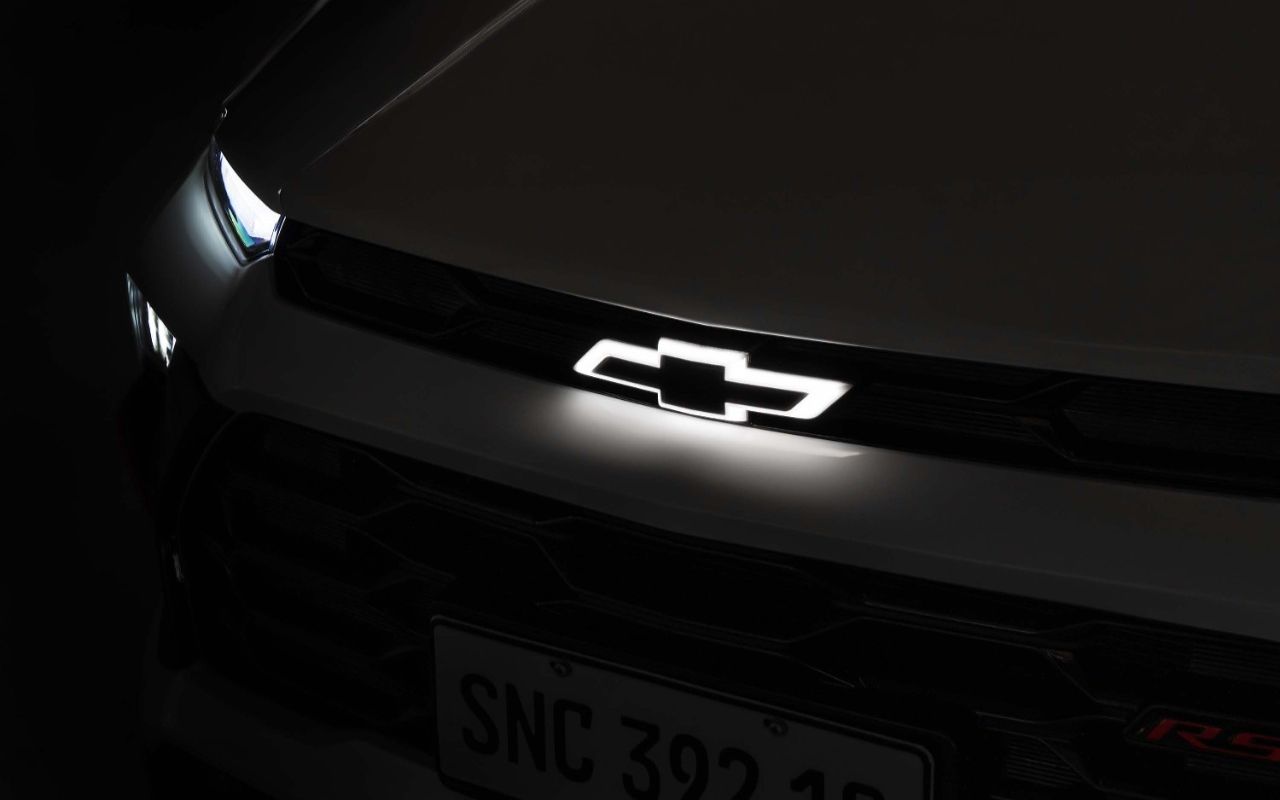 Chevrolet Sonic chega com motor turbo, tecnologia ADAS, design moderno e estreia nova identidade da marca.