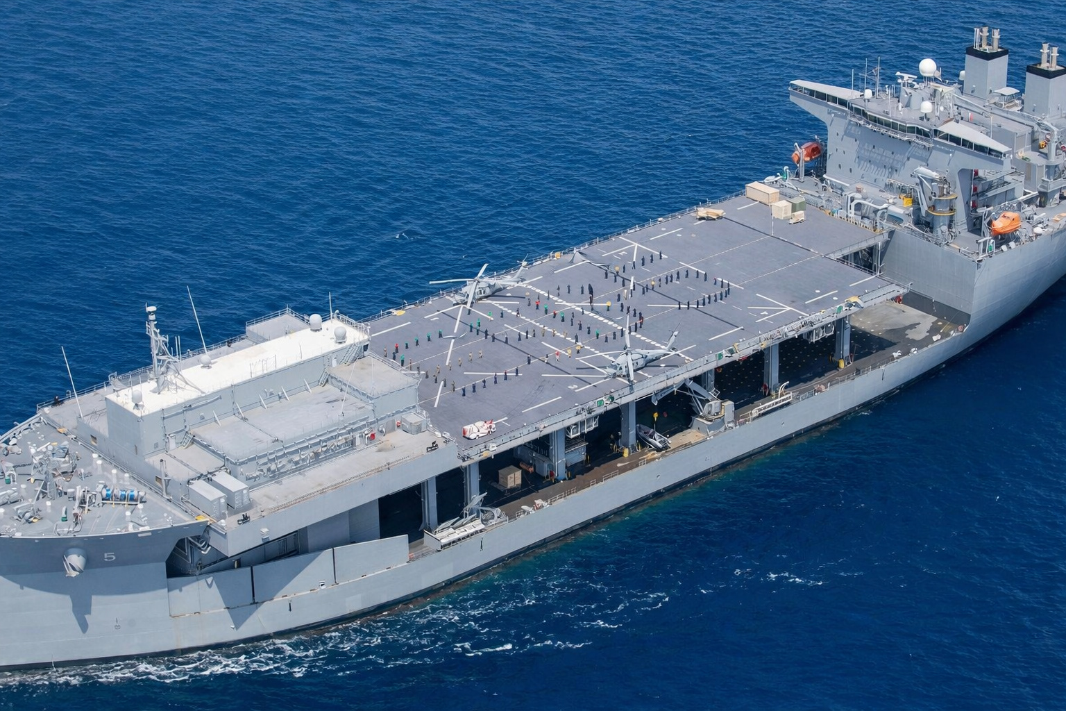 Ele não é um porta-aviões, não é um navio de guerra tradicional e mesmo assim carrega operações militares inteiras: com 90 mil toneladas e 239 metros, o USS Lewis B. Puller transforma o oceano em uma base móvel capaz de levar helicópteros, forças especiais e missões completas para lugares onde não existe porto, pista ou qualquer infraestrutura