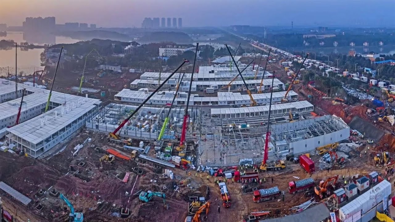 Enquanto no resto do mundo construir um hospital leva até 5 anos entre projeto e inauguração, a China ergueu o Hospital Huoshenshan do zero em apenas 10 dias, com fundação, estrutura, instalações elétricas, hidráulicas, sistema de oxigênio medicinal e 1.000 leitos prontos para receber pacientes, mobilizando 7 mil operários horas