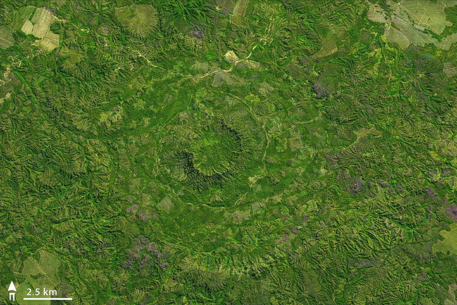 Imagens de satélite da NASA mostram no Tocantins uma estrutura circular de 13 km de diâmetro, com bordas elevadas e interior preservado: é a Serra da Cangalha, a cratera de impacto de meteorito mais bem preservada do Brasil, formada há 220 milhões de anos e ignorada por quase todos os brasileiros