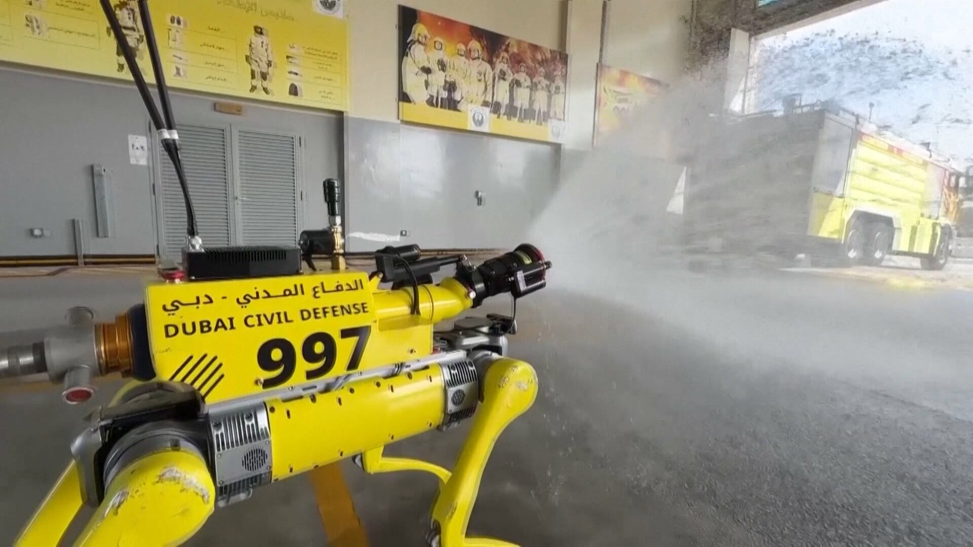 Dubai coloca robôs na linha de frente do combate a incêndios com jatos de 2.400 litros por minuto e alcance de até 60 metros, máquinas assumem zonas de risco extremo e marcam a chegada da inteligência artificial ao trabalho físico mais perigoso do mundo