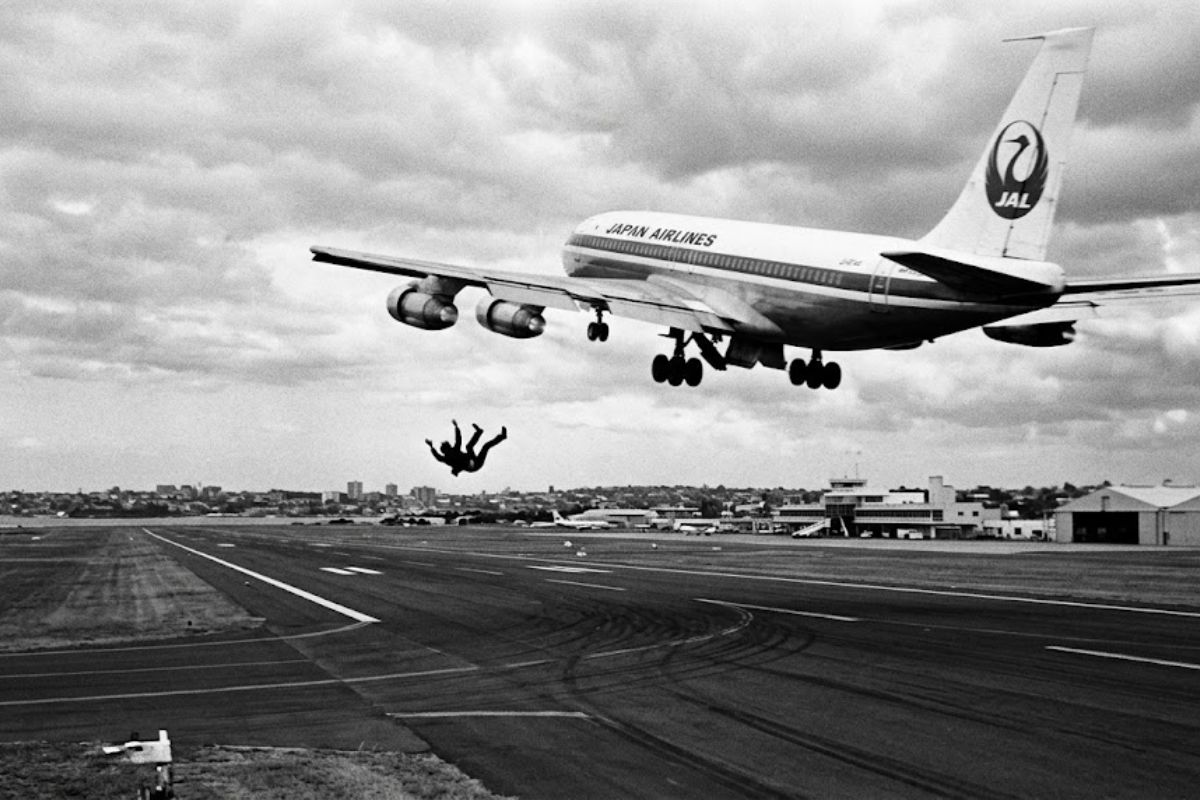 Fotógrafo testava lente em Sydney em 1970 e só ao revelar o filme descobriu que registrou a queda de um garoto de 14 anos do trem de pouso de um DC-8.
