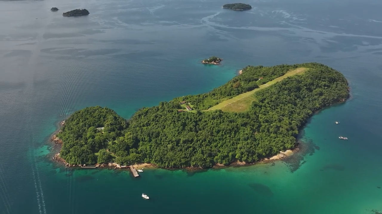 A maior ilha privativa do Brasil tem 299.500 m², pista de pouso homologada, praia particular, ancoradouro para grandes embarcações, nove suítes e estrutura de resort escondida na Mata Atlântica que impressiona