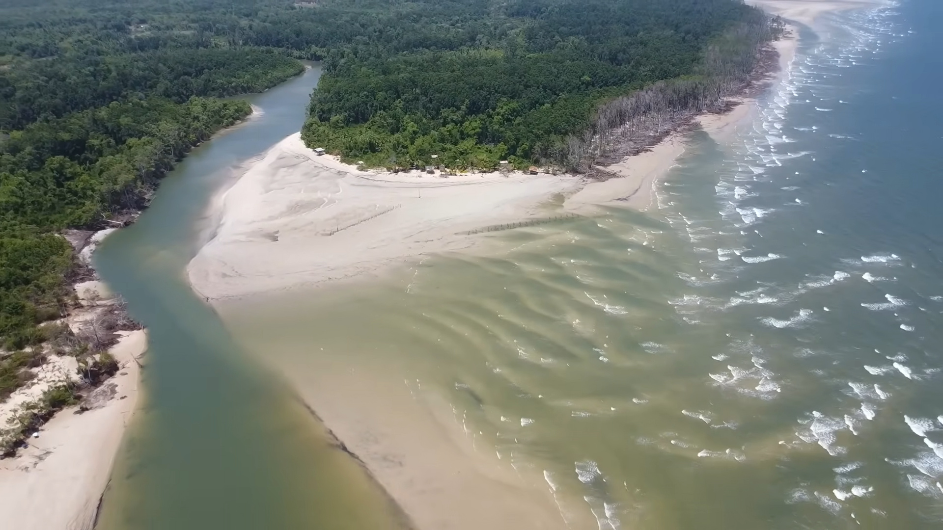 Cercada pelo Atlântico e pelo estuário amazônico, a Ilha de Marajó perde terra para o mar em velocidade registrada por satélite, enquanto a água salgada já invade os poços que abastecem comunidades ribeirinhas, e o processo avança sem que nenhum plano de adaptação nacional contemple o arquipélago habitado mais vulnerável do Brasil
