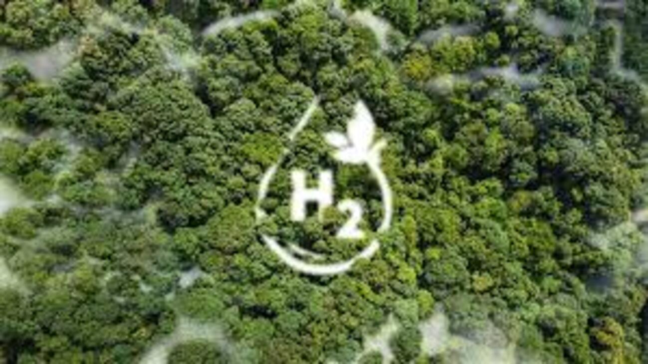 Vista aérea de floresta densa com símbolo de H2 representando hidrogênio sustentável