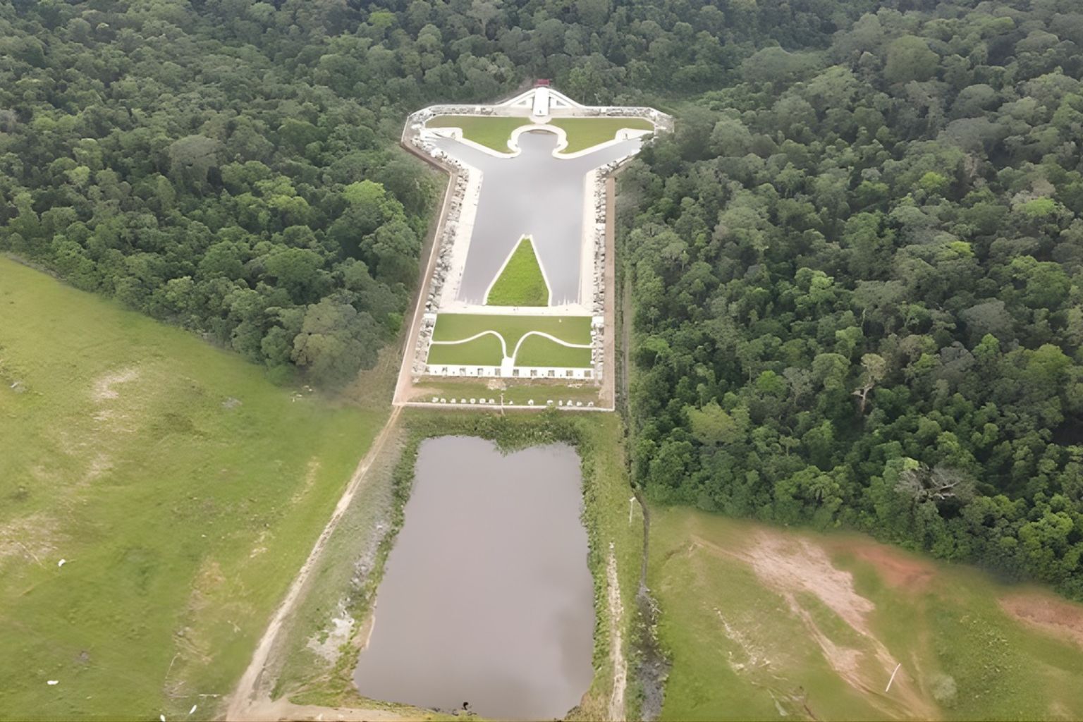 No interior de São Paulo, uma lagoa gigante no formato de um corpo humano aparece no Google Earth, ladeada por 12 capelas simétricas, e ninguém sabe explicar por quê