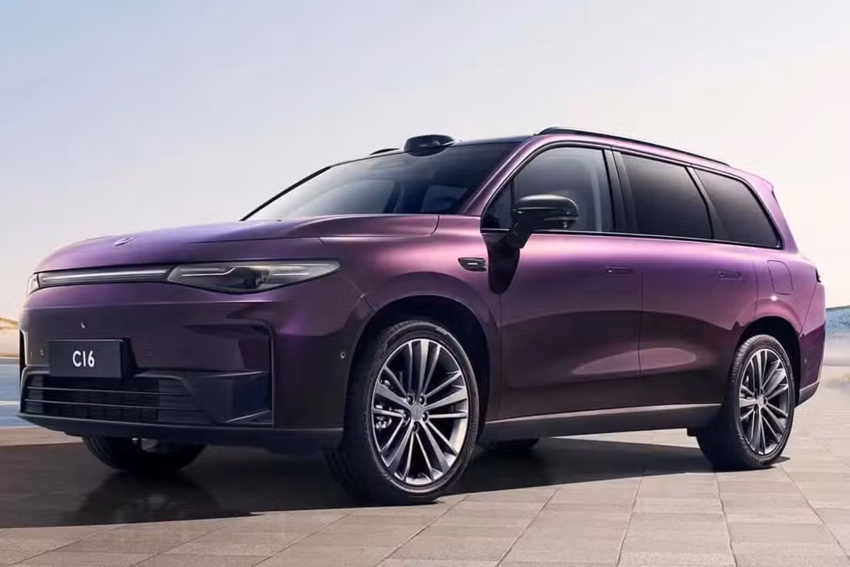 Leapmotor C16 chega ao Brasil em 2027 com versões elétrica e híbrida, seis lugares e estratégia da Stellantis para ampliar a marca. (Imagem: Divulgação)