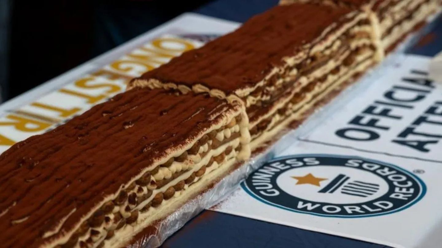 100 chefs italianos se reuniram em Chelsea e criaram o maior tiramisù do mundo com 440,6 metros usando 3.000 ovos, 400 quilos de açúcar e 50.000 biscoitos, superando o recorde anterior de 273,5 metros e recolocando o chef Mirko Ricci no topo do Guinness com uma sobremesa em escala gigante