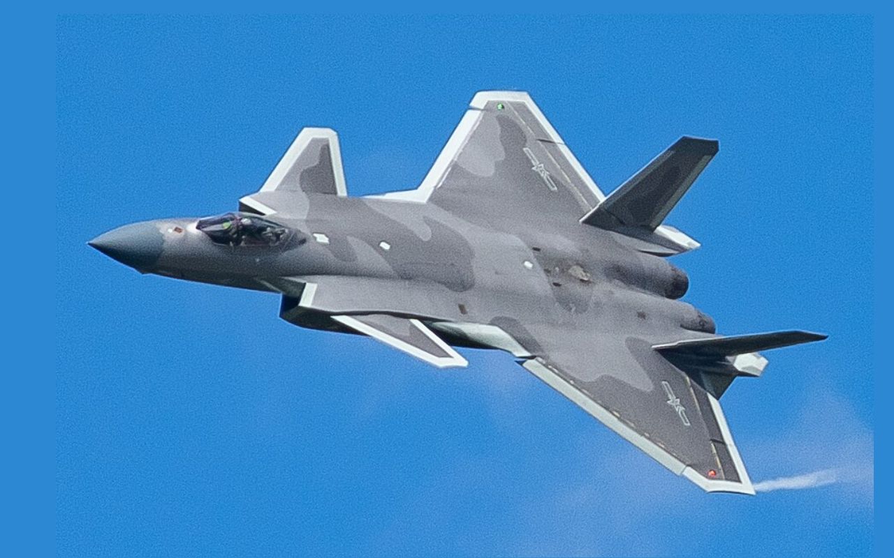Com voo inaugural em 2011 e operação desde 2017, o Chengdu J-20 surge como resposta da China aos caças F-22 e F-35.