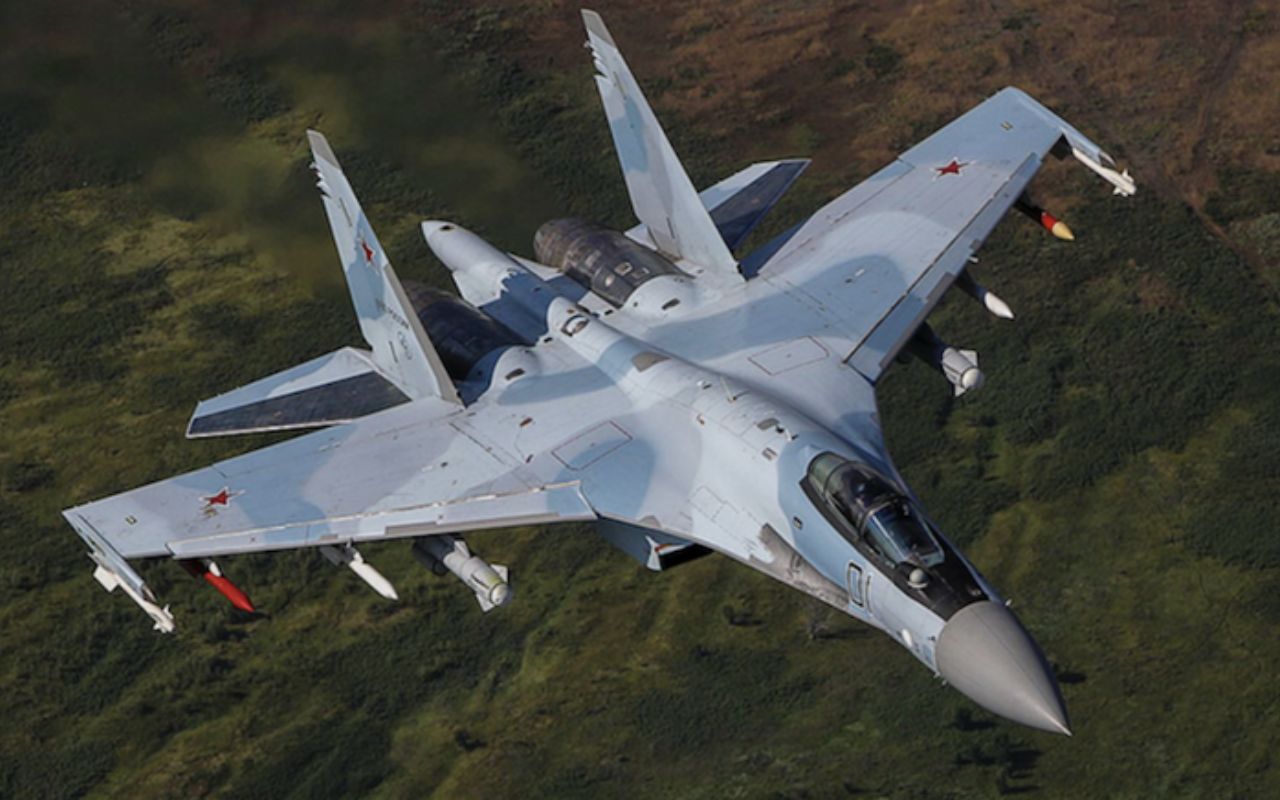O caça russo Sukhoi Su-35 se destaca por sua supermanobrabilidade, alta tecnologia e capacidade de atingir 2.400 km/h, redefinindo o combate aéreo moderno.